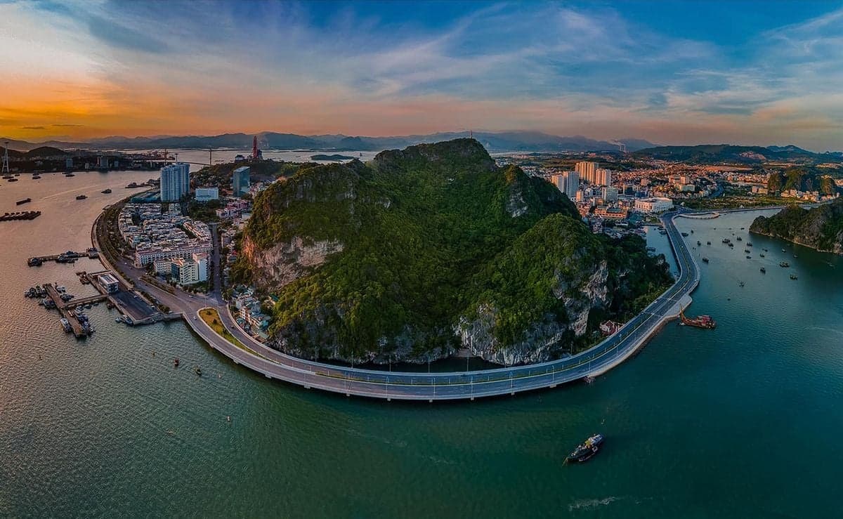 Du lịch Đỉnh núi Bài Thơ – Điểm check-in ngắm toàn cảnh Hạ Long