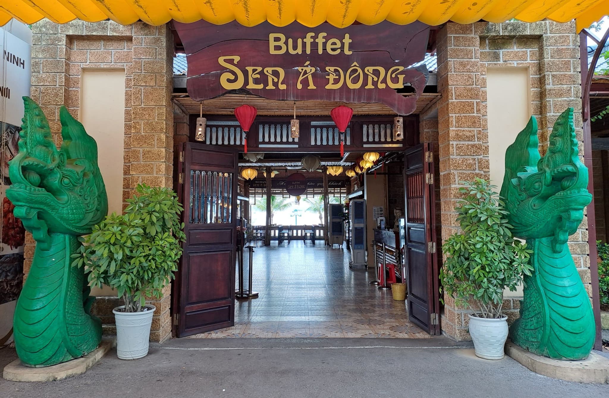 Buffet Sen Á Đông - Thiên đường ẩm thực trong không gian đậm chất Việt bên Vịnh Hạ Long