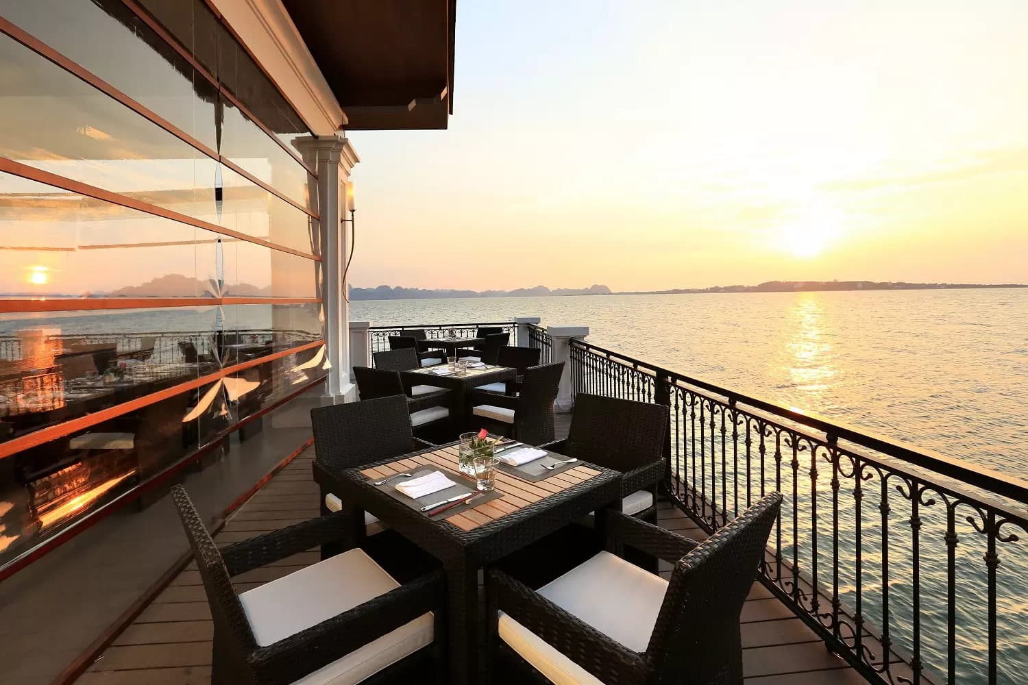 Nhà hàng Pavilion – Fine Dining giữa biển trời Hạ Long